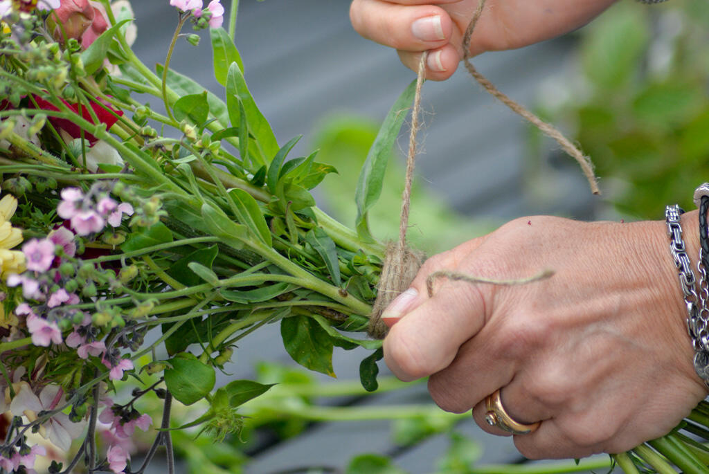 Nelson_Garden_Tying a spiral bouquet_image_5.jpg